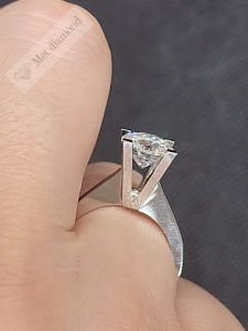 2 karat mozanit taşlı tektaş yüzük V tırnak mzn622