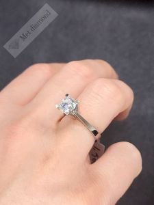 1,50 karat mozanit taşlı tektaş yüzük V tırnak mzn623