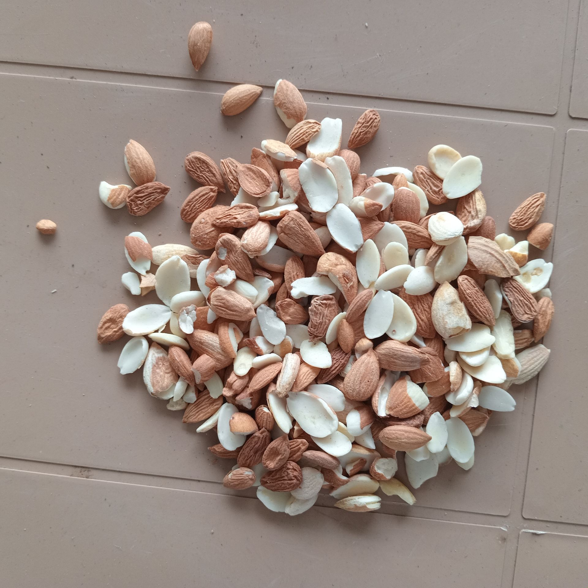 Toptan Kırık  Kayısı Çekirdeği  25 Kg