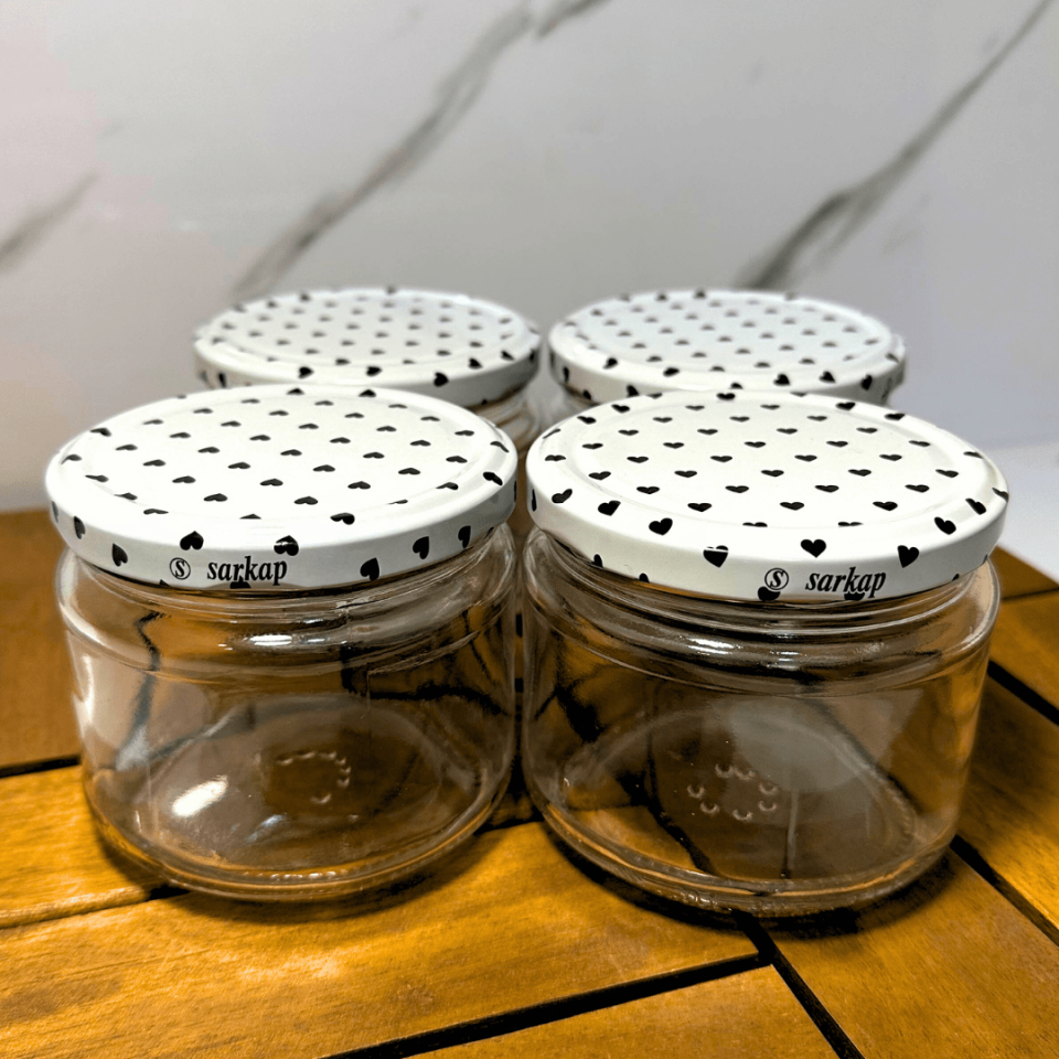 Sarkap Home 4'lü 300 ml Desenli Kapaklı Yuvarlak Cam Kavanoz SiyahBeyazKalp