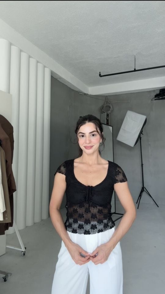 Siyah büzgü detaylı transparan bluz