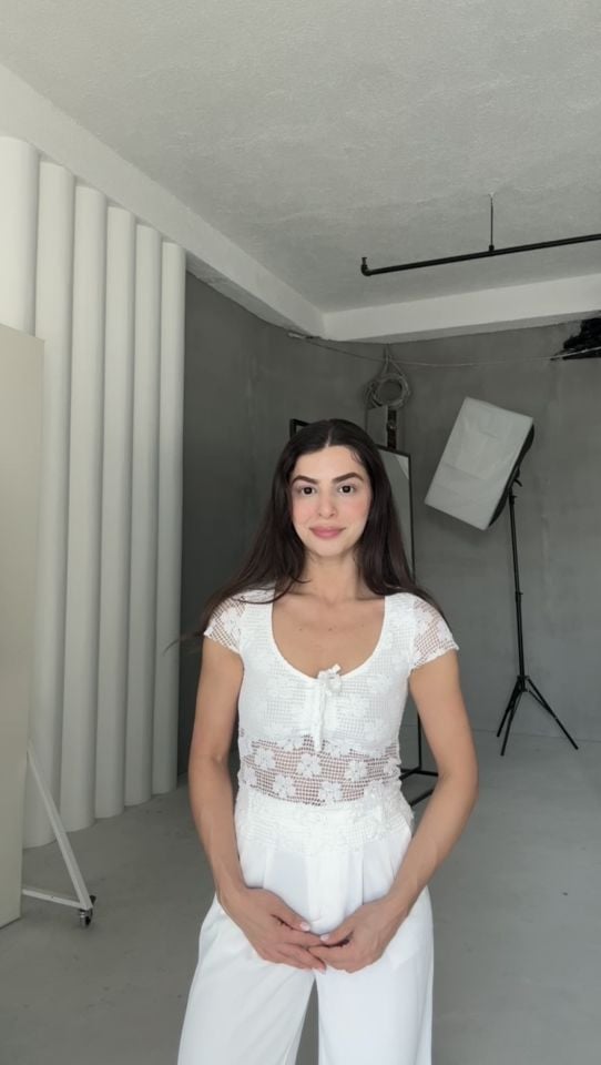 Beyaz büzgü detaylı transparan bluz