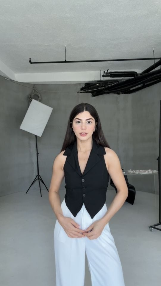 Maskülen yaka arkadan bağlı siyah yelek