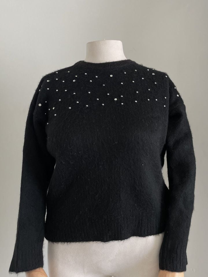 Siyah taş detaylı kazak