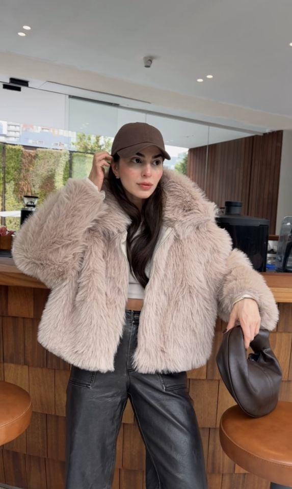 İçi astarlı fermuarlı dolgun kürk