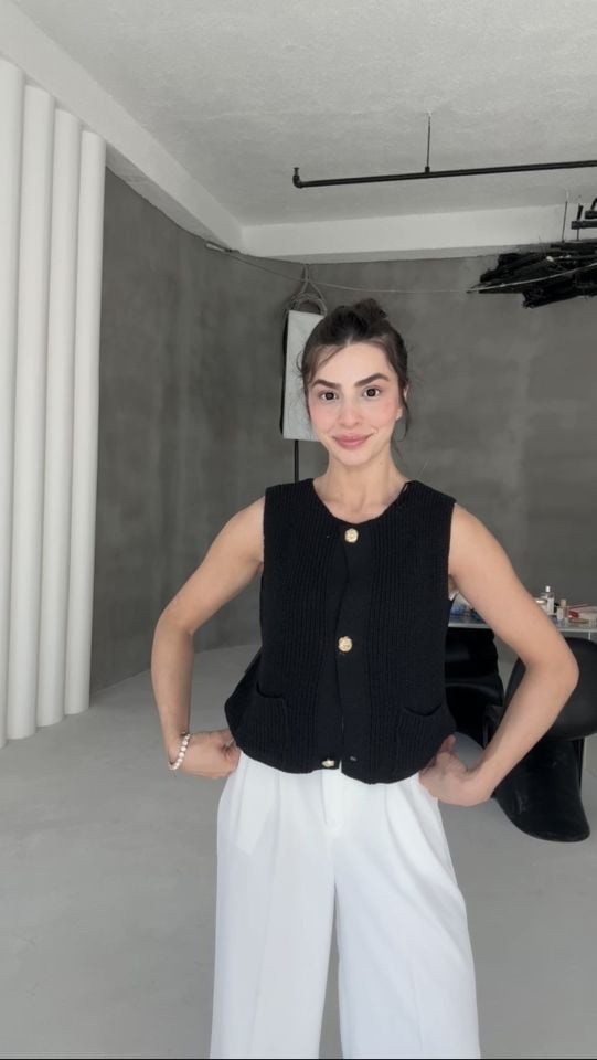 Siyah gold düğmeli triko yelek