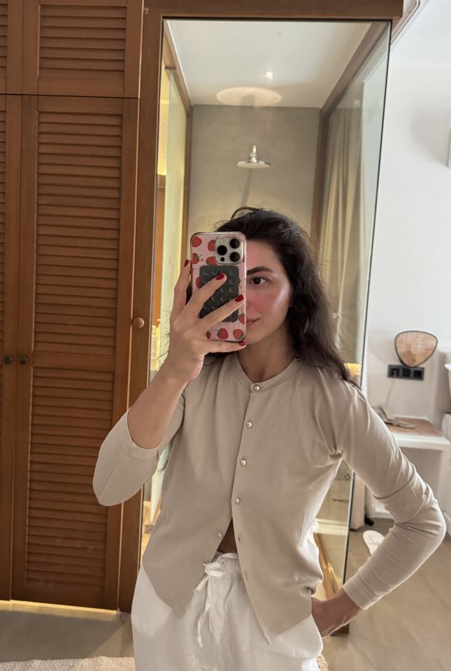 Taş rengi düğme detaylı bluz