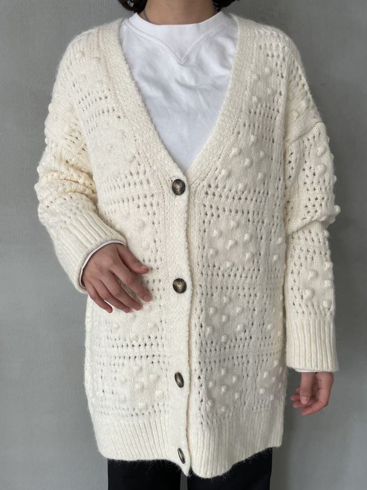 Krem rengi tasarım düğmeli rahat kalıp hırka