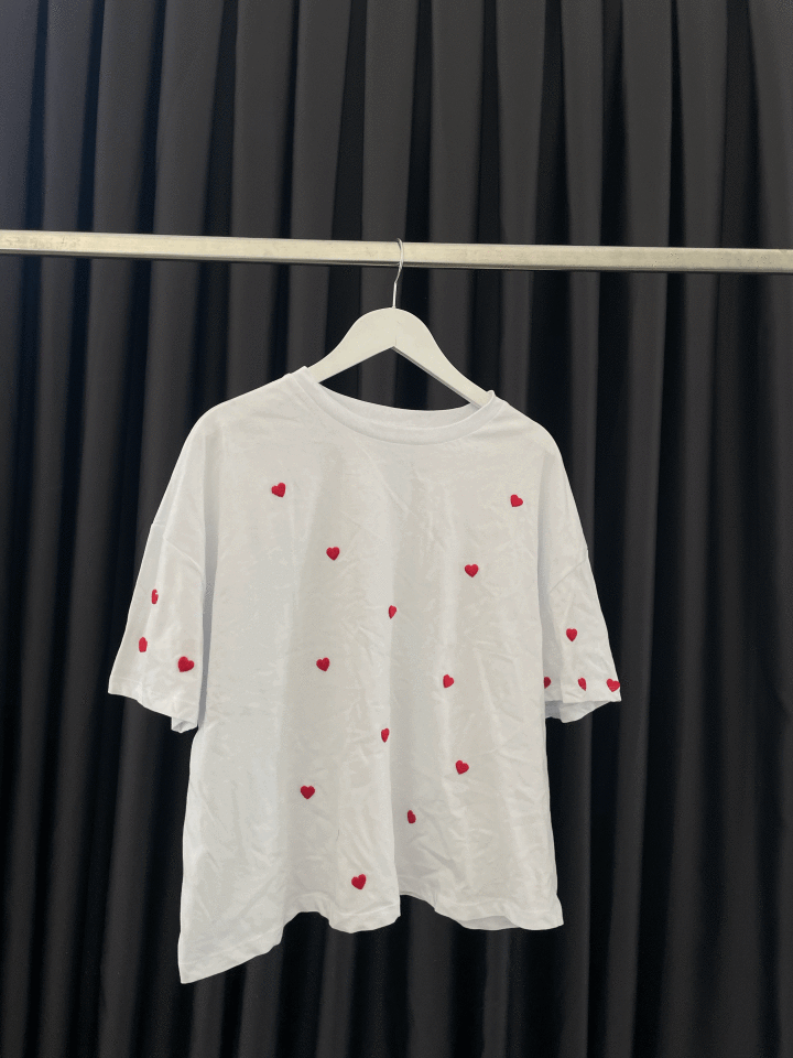 Oversize kalp detaylı beyaz basic