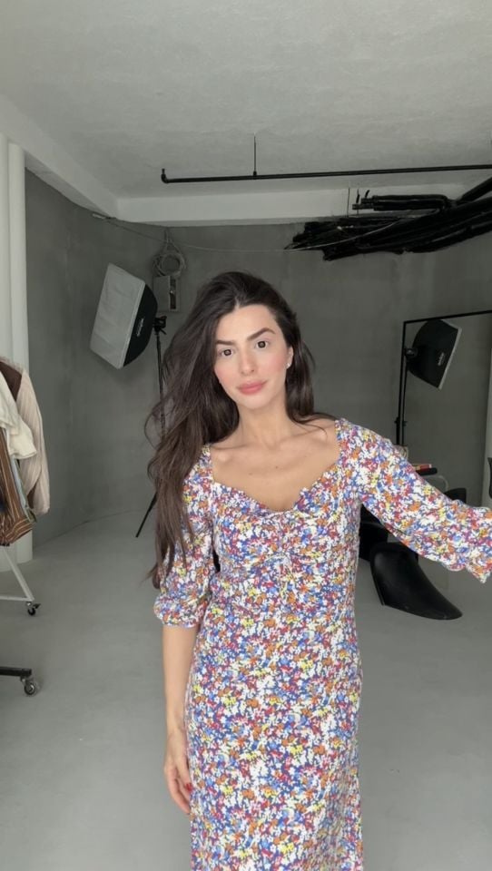Çiçekli büzgülü detaylı elbise