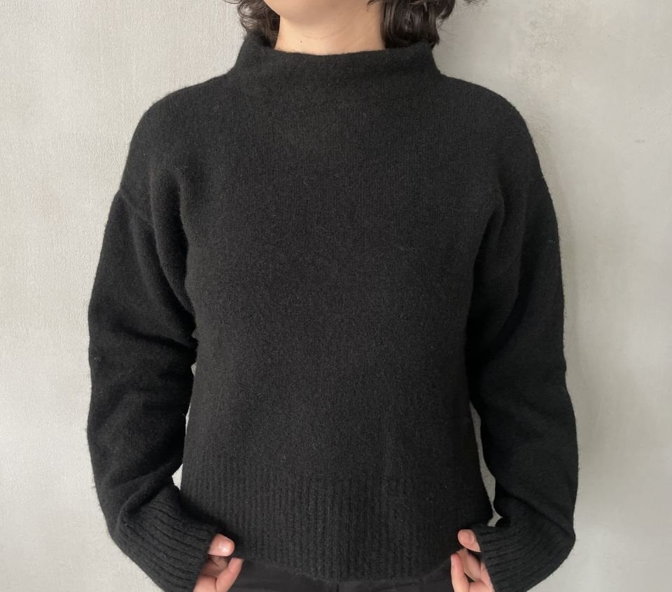 Dilvin dik yaka yırtmaç detaylı kazak