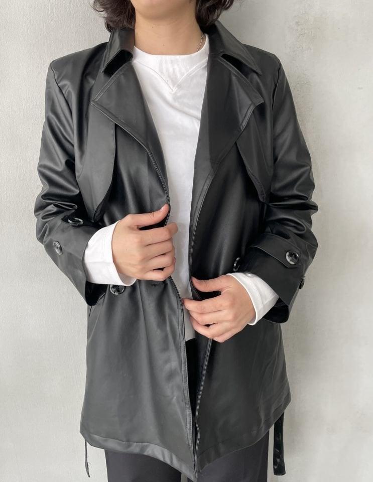 Siyah kuşaklı deri trençkot