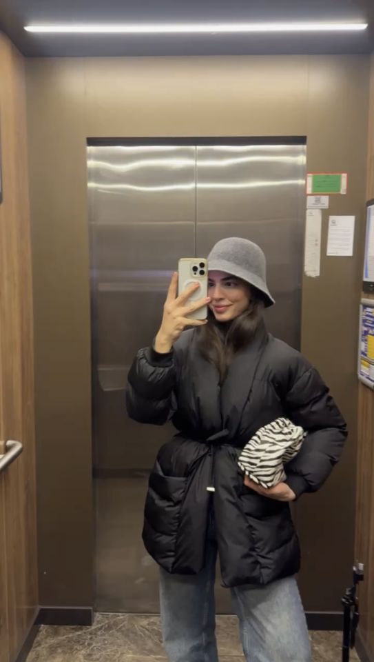 Dolgun kuşaklı siyah şişme mont