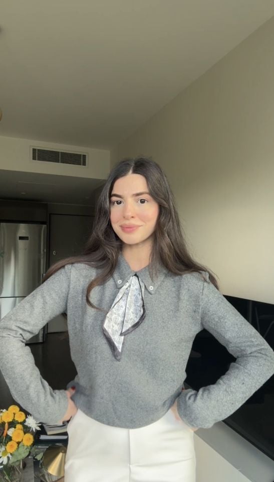 Polo yaka fularlı füme triko bluz