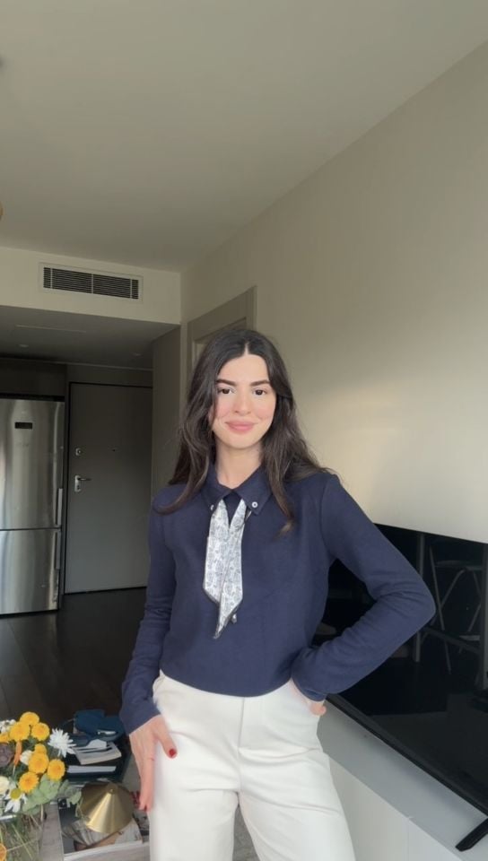 Polo yaka lacivert fularlı triko bluz