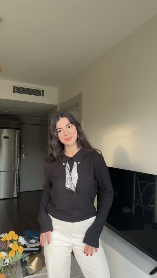 Polo yaka fularlı siyah triko bluz