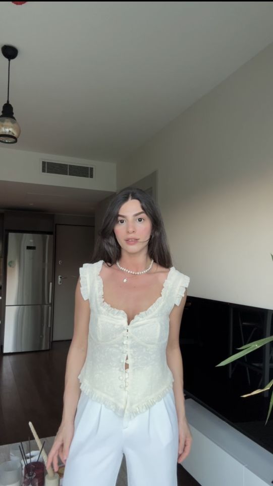 Ekru romantik düğme detaylı bluz