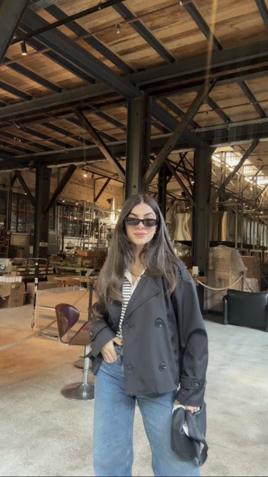 İçi astarlı siyah kısa trençkot