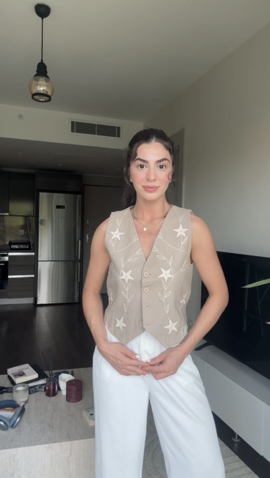 Nakışlı vizon rengi yelek