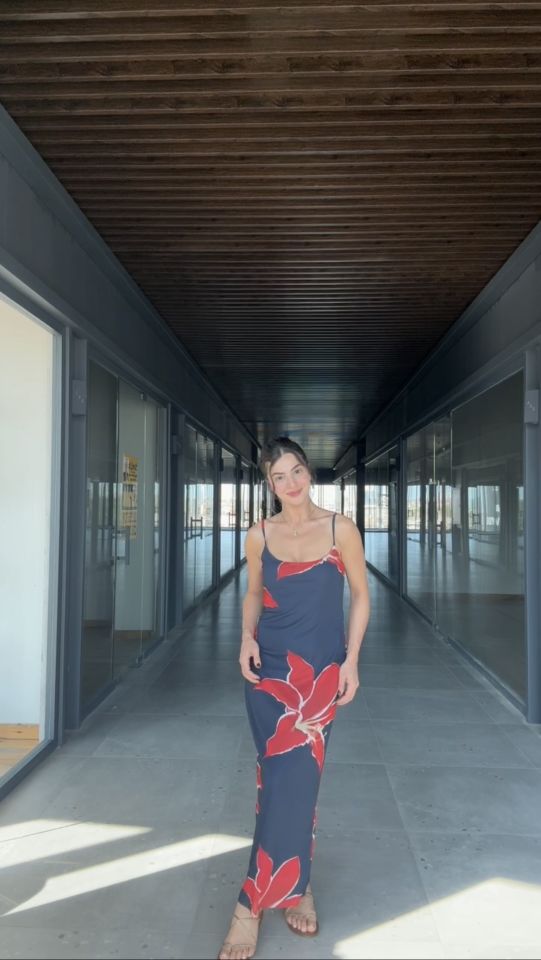 Asansör askılı gül detaylı elbise