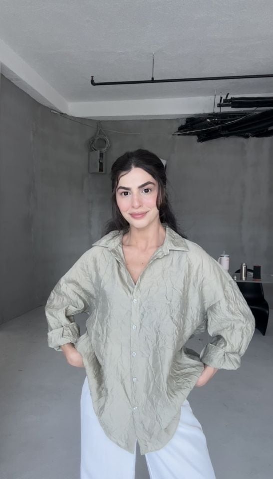 Oversize yeşil tonlu kırışık gömlek