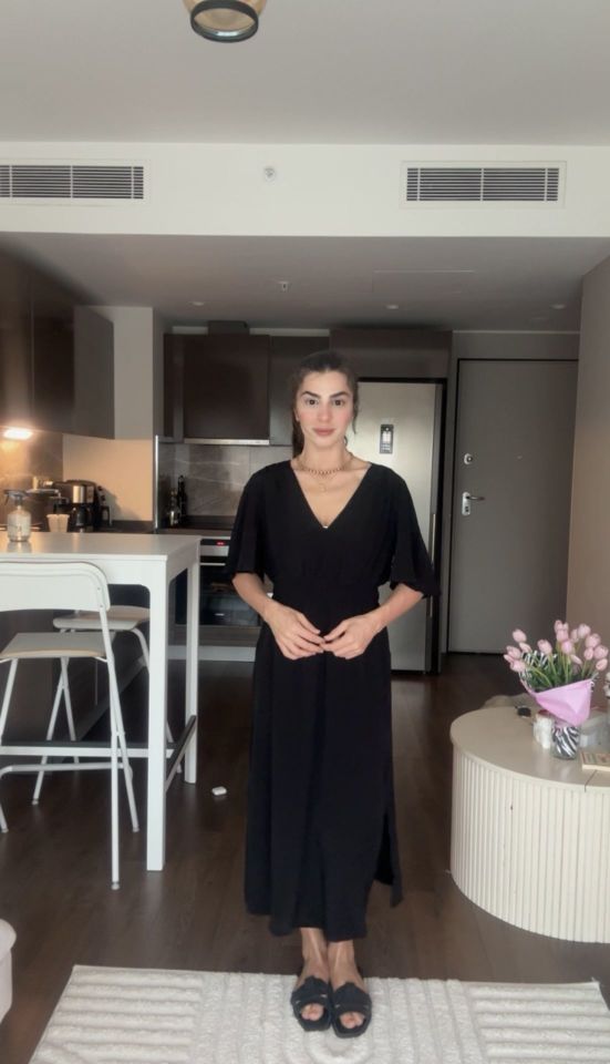 Orjinal marka yarım kol v yaka siyah elbise