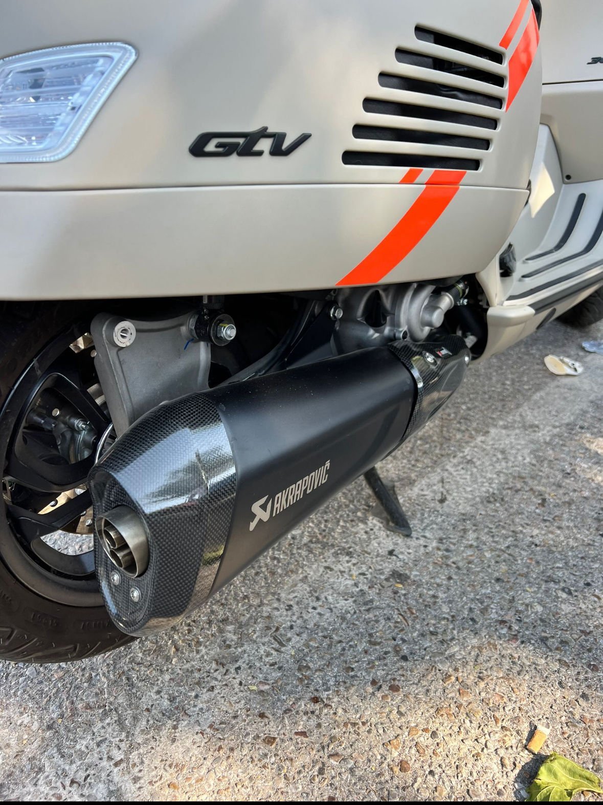 VESPA GTS VE GTV 300 AKRAPOVIÇ €5 IÇIN SİYAH