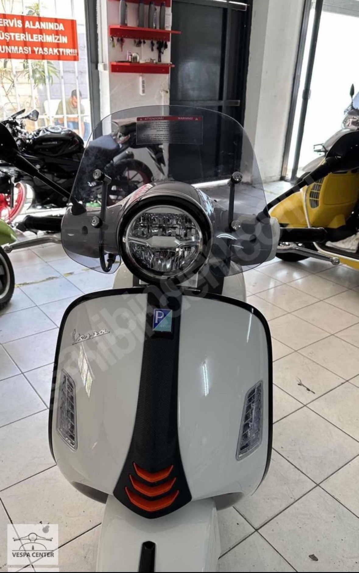 VESPA GTS ÖN CAM FÜME ANAHTARSIZLAR İÇİN 2023 MODEL