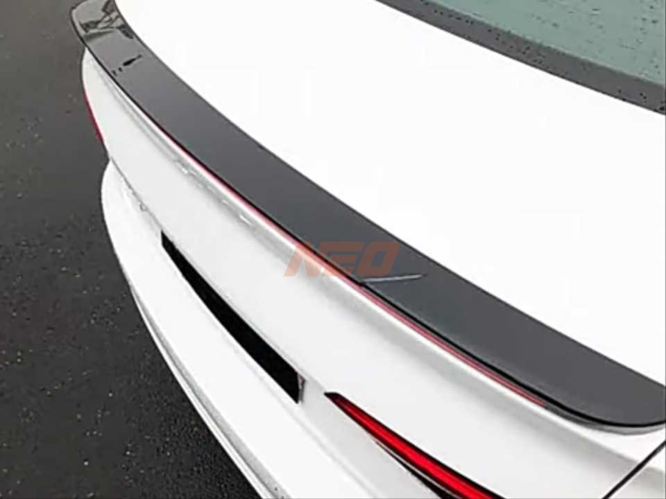 A4 2016-2019 IÇIN UYUMLU LED SPOILER PIANO BLACK (PARLAK SIYAH)