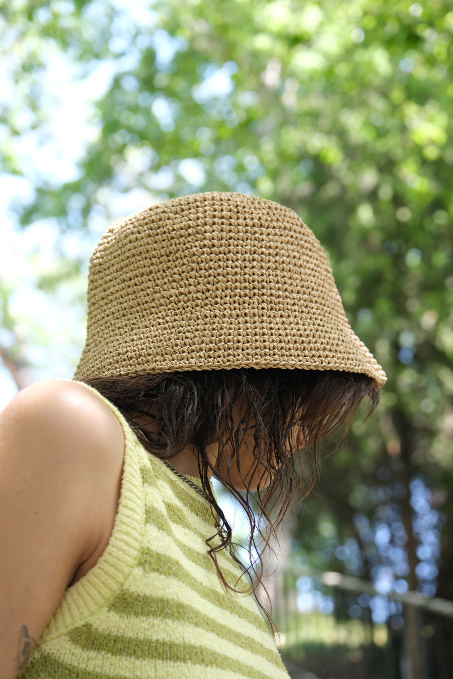 BEIGE BUCKET RAFFIA HAT