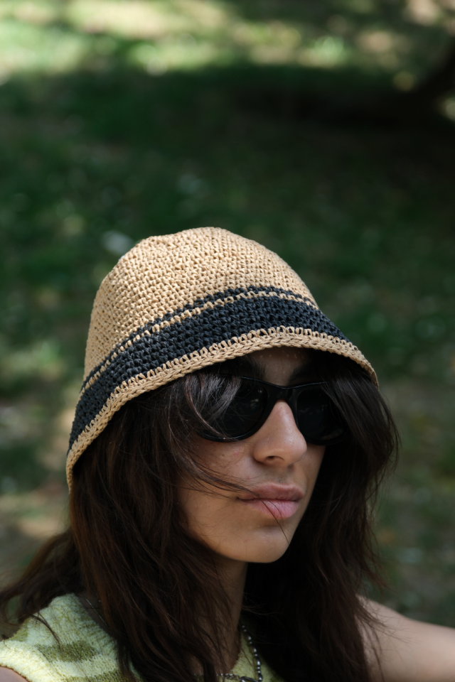 BROWN RAFFIA HAT WITH BLACK BAND