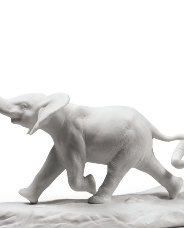 Adımlarını Takip Ediyoruz Fil Heykeli. Beyaz