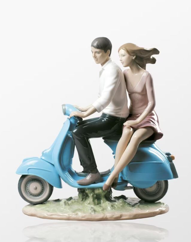 BİRLİKTE BİSİKLETE BİNEN  ÇİFT FİGÜRÜ