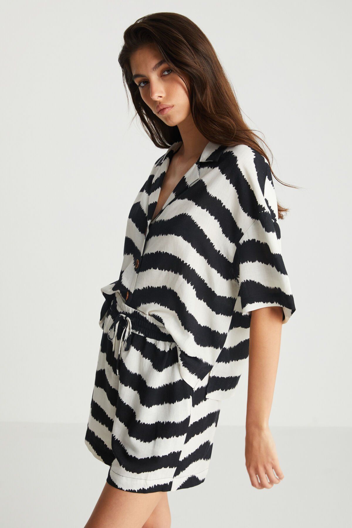 Zebra Desenli Şort