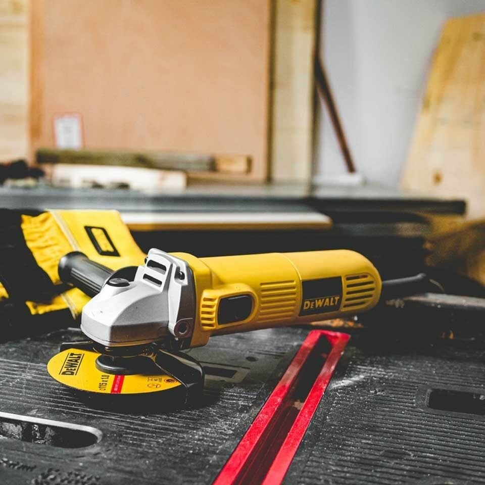 Dewalt 730W 115mm Avuç Taşlama DWE4016