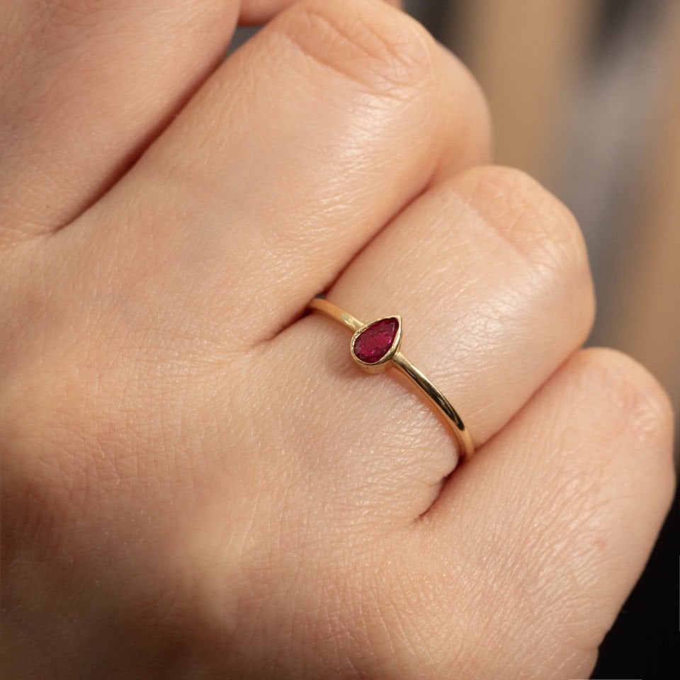 Kırmızı Taşlı Altın Yüzük