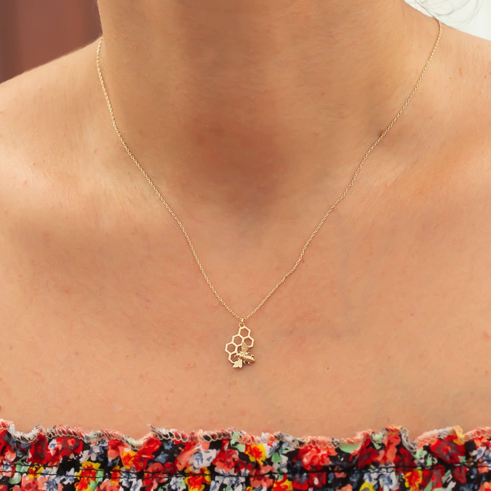 Altın Arı Peteği Figürlü Kolye