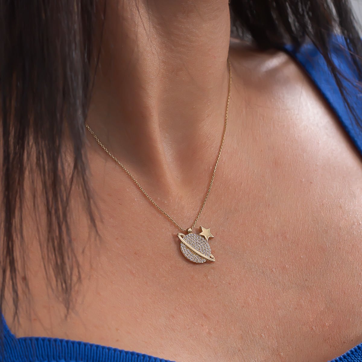 Altın Dünya Figürlü Kolye