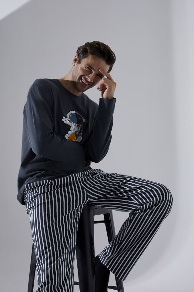 Erkek Pamuklu Uzun Kollu Uzay Temalı/ Astronot Baskılı Füme Çizgili Pijama Takımı XL - Gri - Beyaz