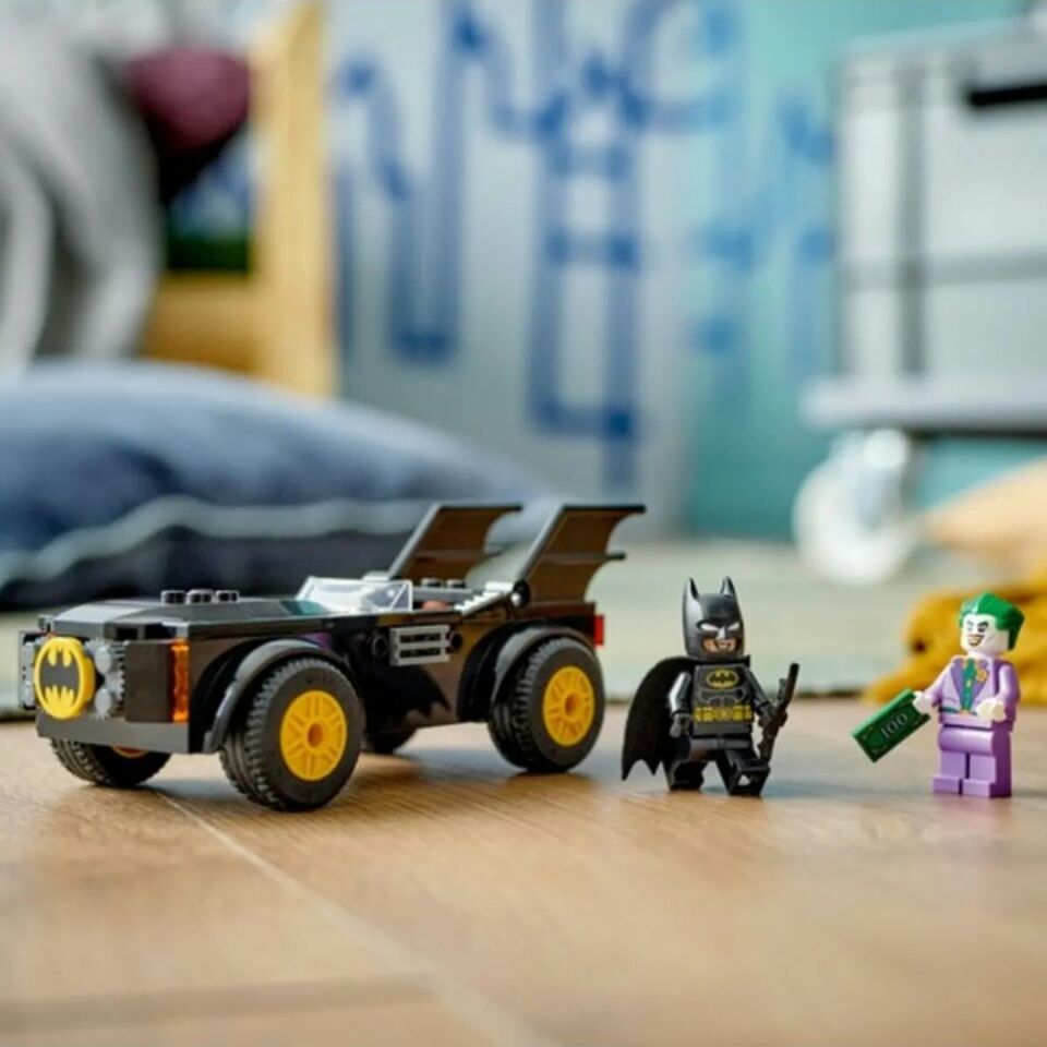Lego 54 Parça Batmobile Takibi DC Batman Joker’e Karşı - Mavi Su Dünyası