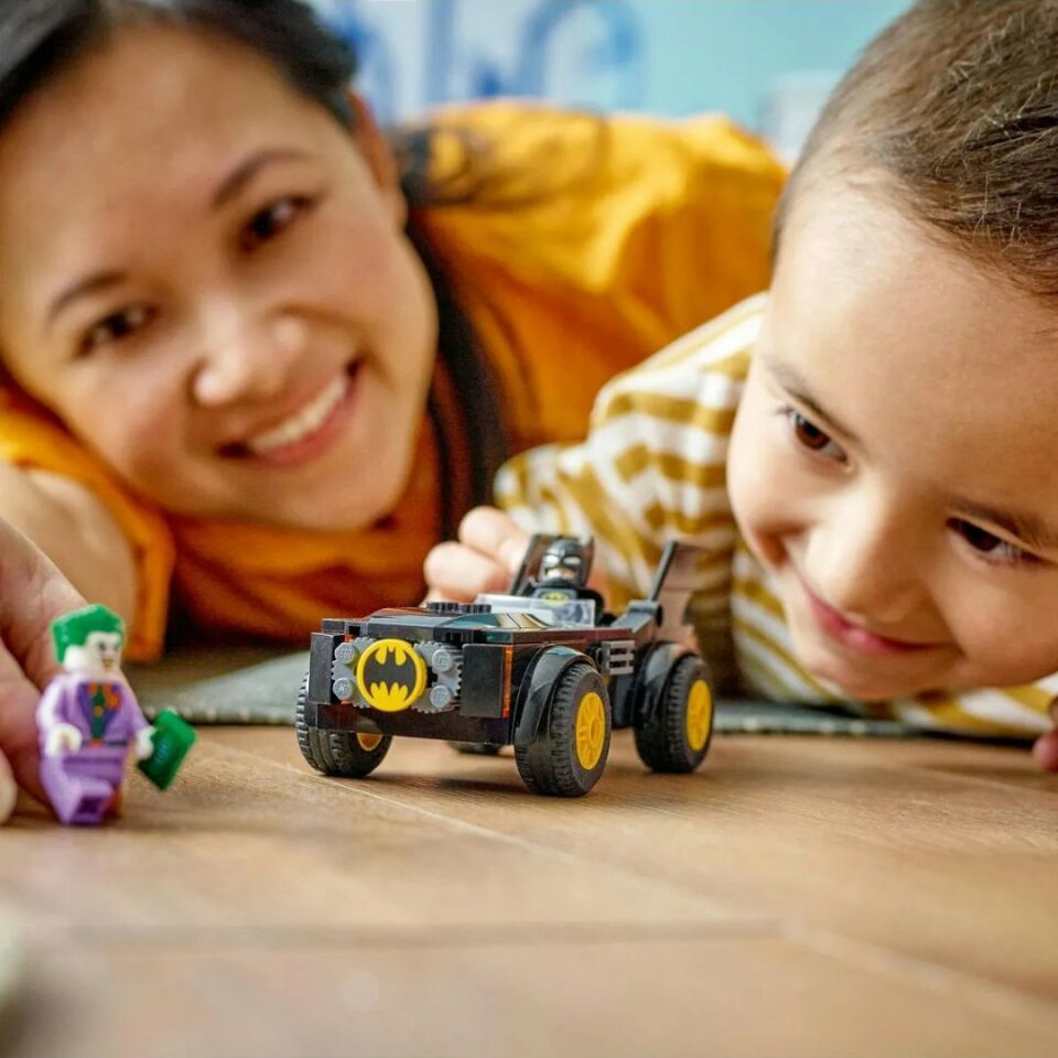Lego 54 Parça Batmobile Takibi DC Batman Joker’e Karşı - Mavi Su Dünyası