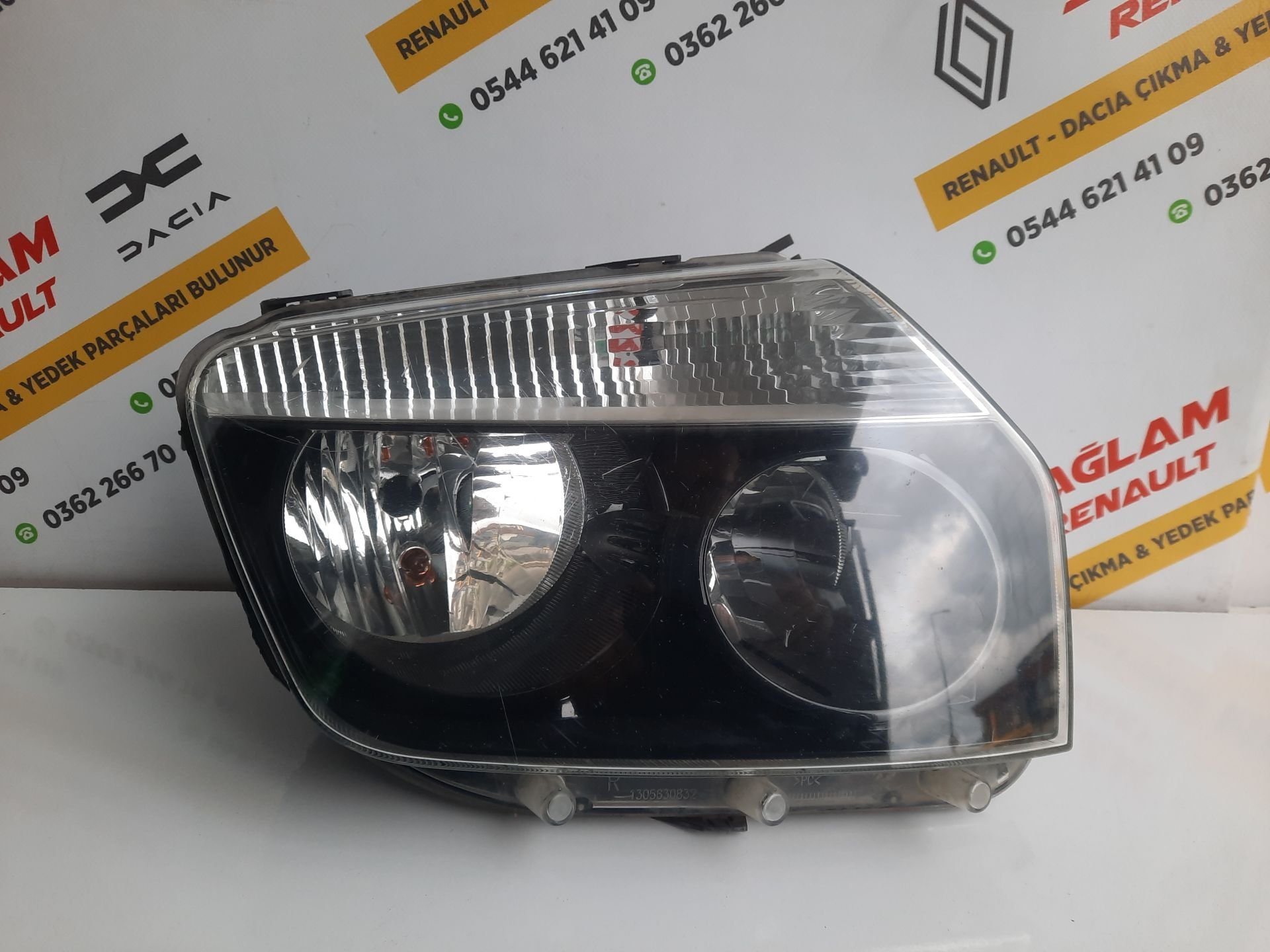 Duster 1 Orijinal Çıkma Sağ Far 2010 - 2013 İçi Siyah 1305236684