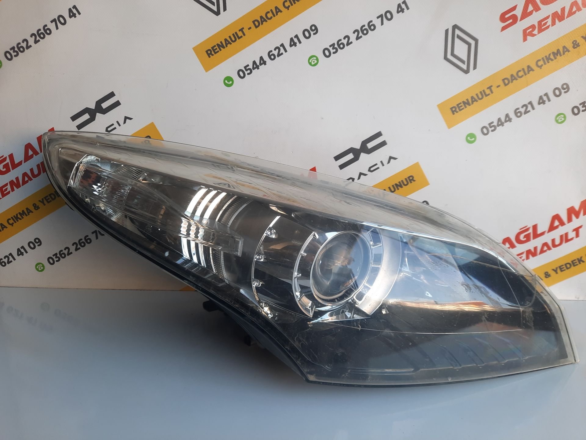 Megane 3 09-13 Xenon Orijinal Çıkma Sağ Far 260102470R 0301244286