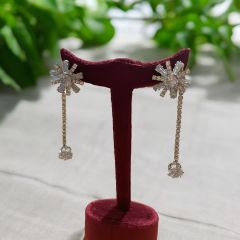 Çelik Parlak Taşlı Çiçek Model Sallantılı Küpe