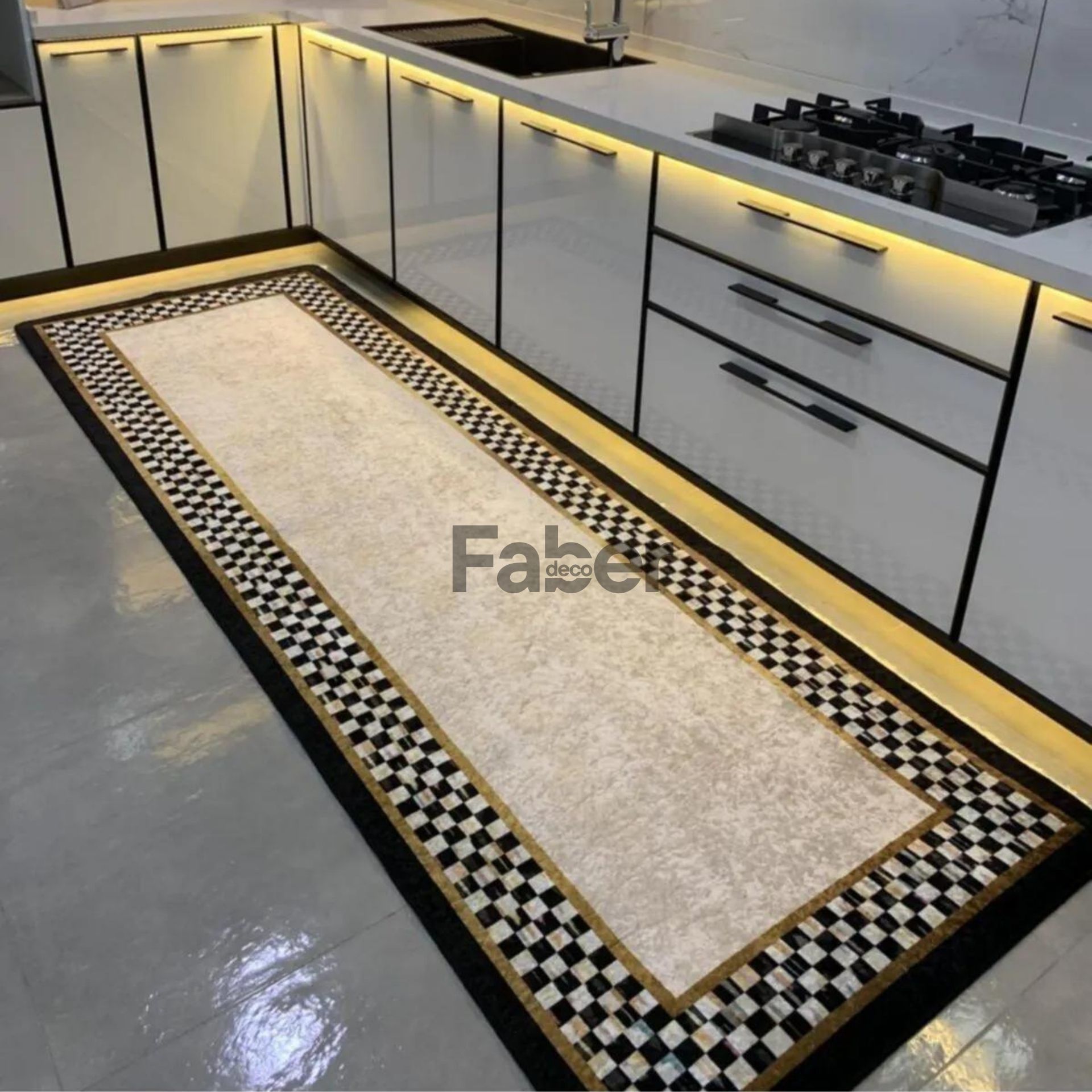 Siyah Beyaz Dama Desenli Gold Detaylı Mutfak Halısı