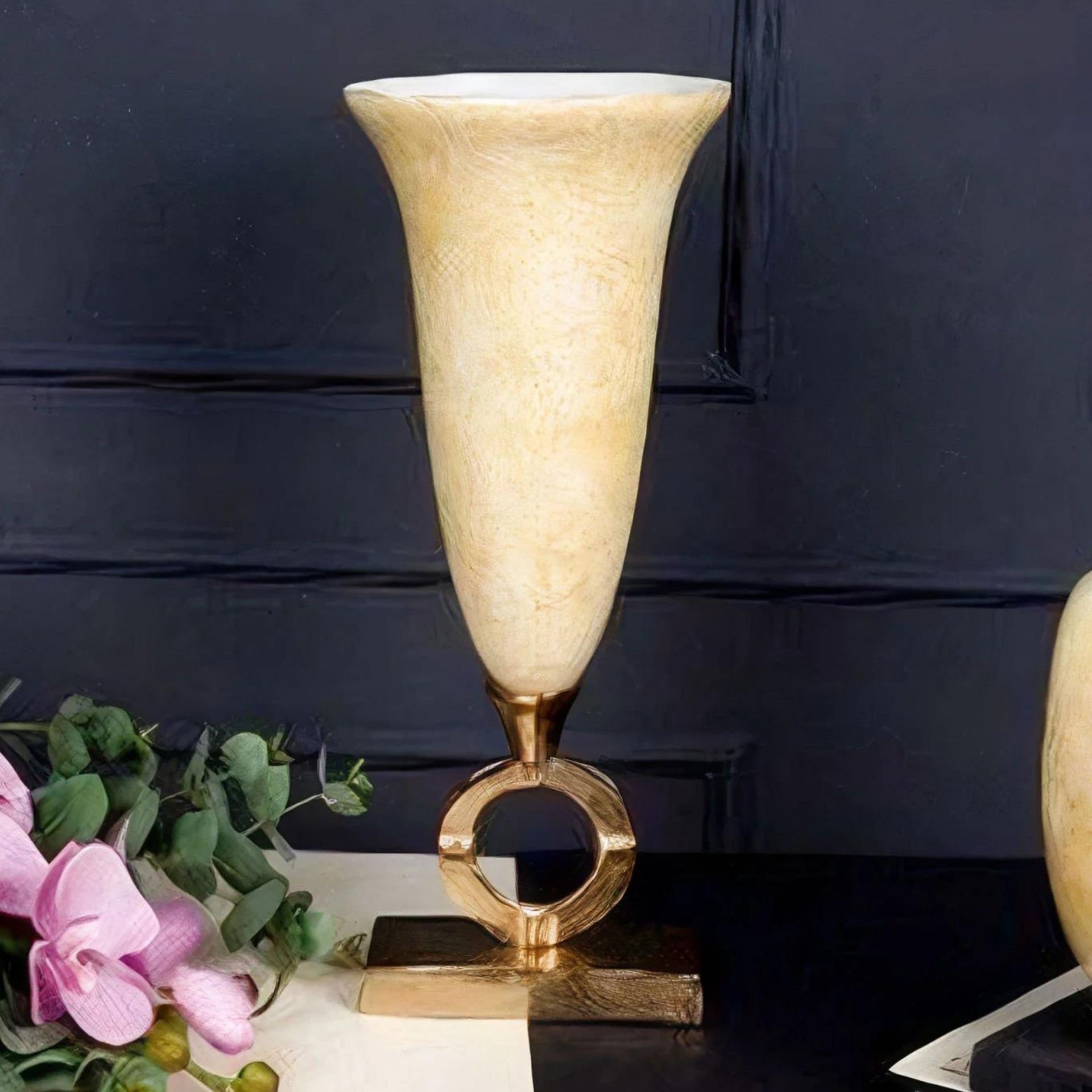 Modern Gold Halkalı Krem Dekoratif Vazo