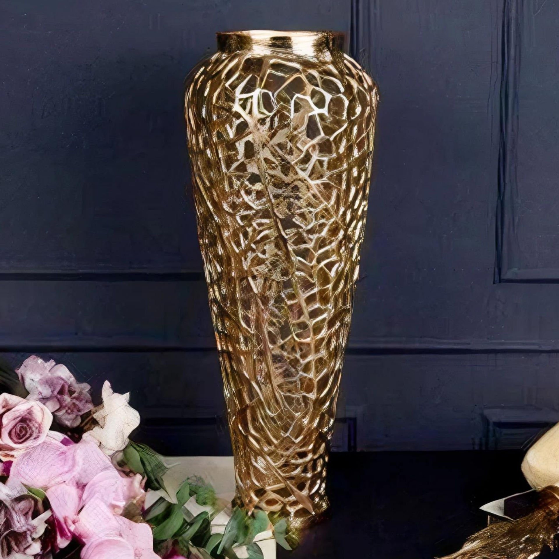 Modern Gold Kabartma Desenli Dekoratif Vazo