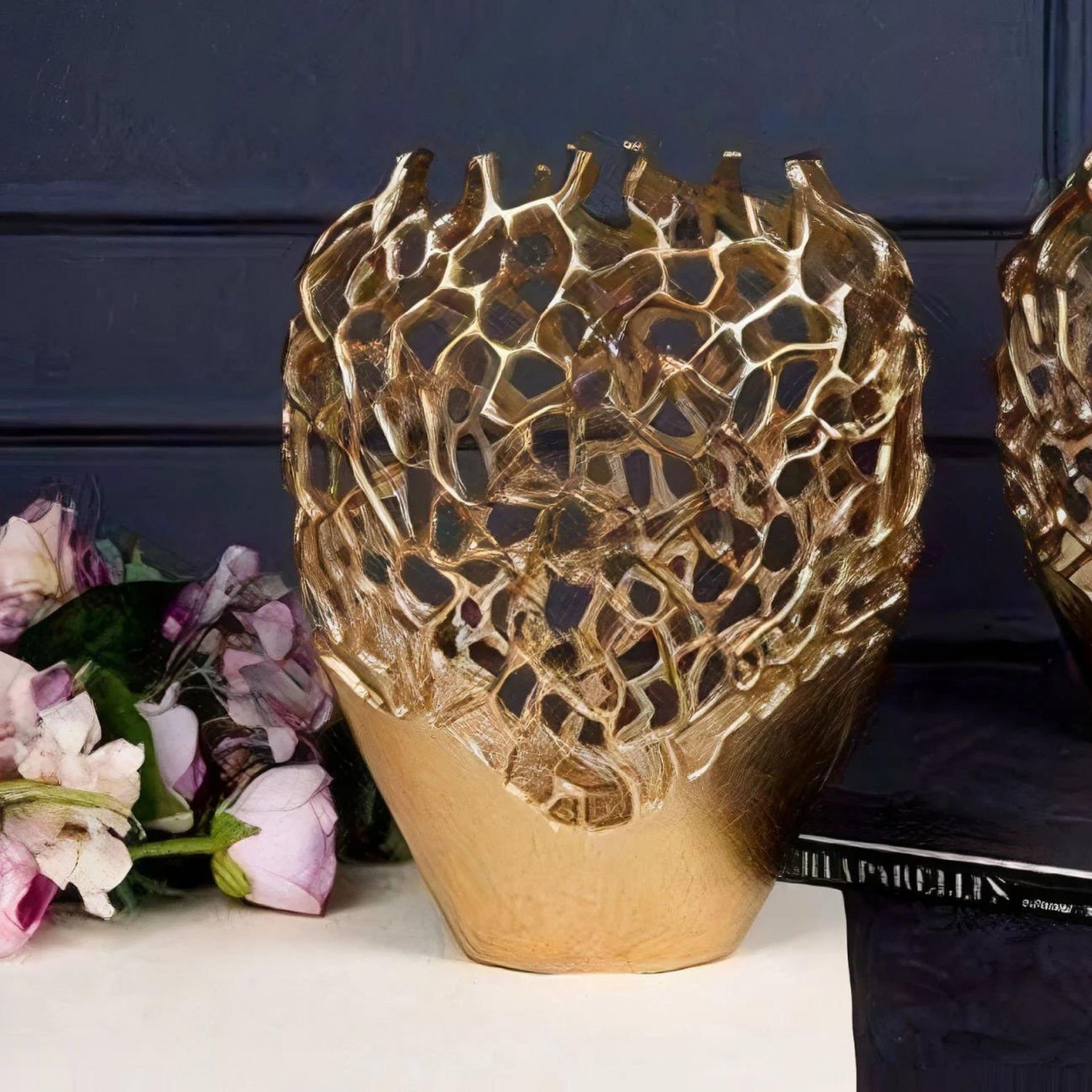 Altın Kabartma Desenli Metal Dekoratif Vazo