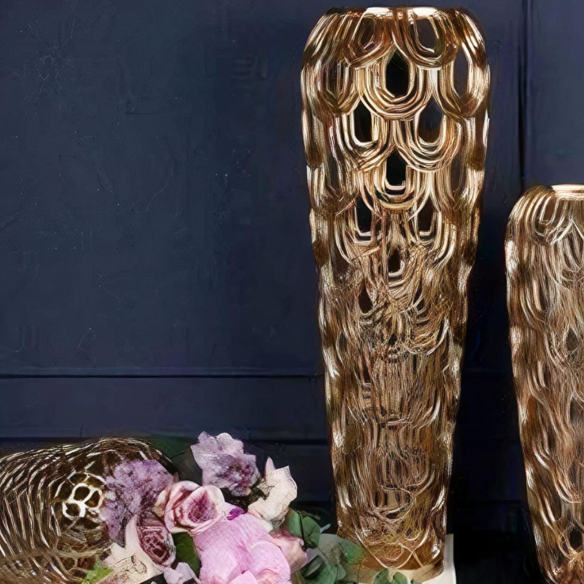 Lüks Metal Gold Kabartma Desenli Dekoratif Vazo