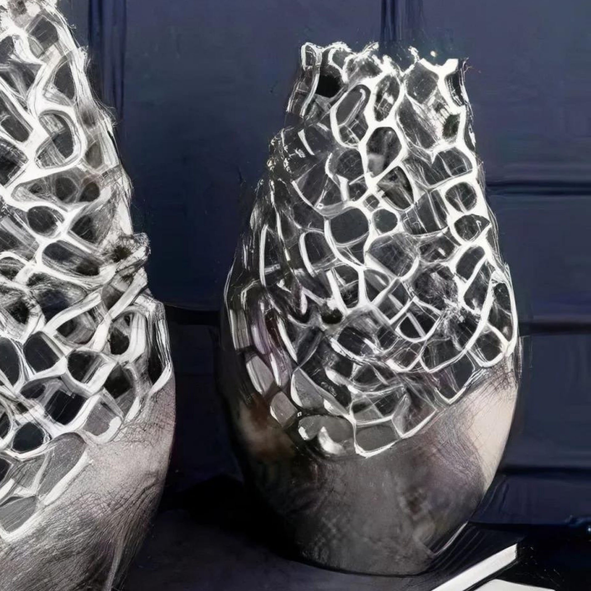 Gümüş Kabartma Desenli Metal Küçük Dekoratif Vazo